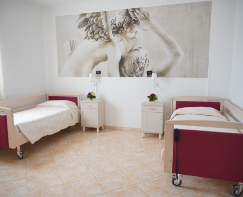 stanza di lusso casa di riposo santa maria cocumola cura anziani dettagli benessere letto ortopedico medico regolabile quadri sculture