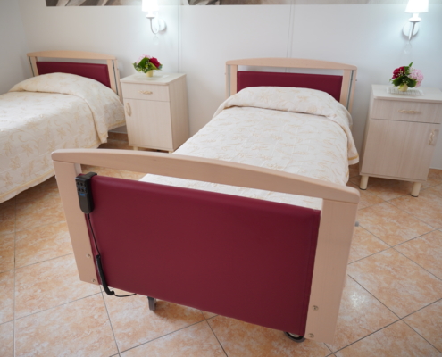 stanza di lusso casa di riposo santa maria cocumola cura anziani dettagli benessere letto ortopedico medico regolabile