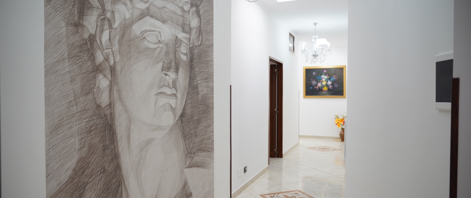 corridoio struttura casa di riposo santa maria cura degli anziani cocumola interni di lusso dettagli luci quadri david di michelangelo