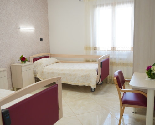 stanza di lusso casa di riposo santa maria cocumola cura anziani dettagli benessere letti ortopedici medico