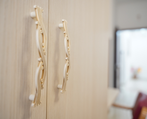 dettaglio maniglia dorata intarsiata armadio