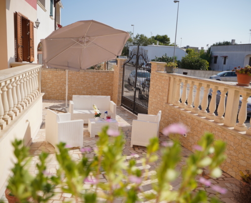cortile esterno struttura casa di riposo santa maria cura degli anziani cocumola giardino