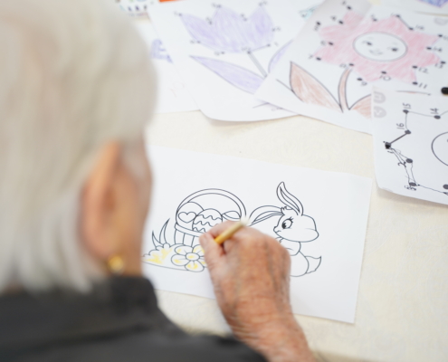 attività anziana che colora terapia